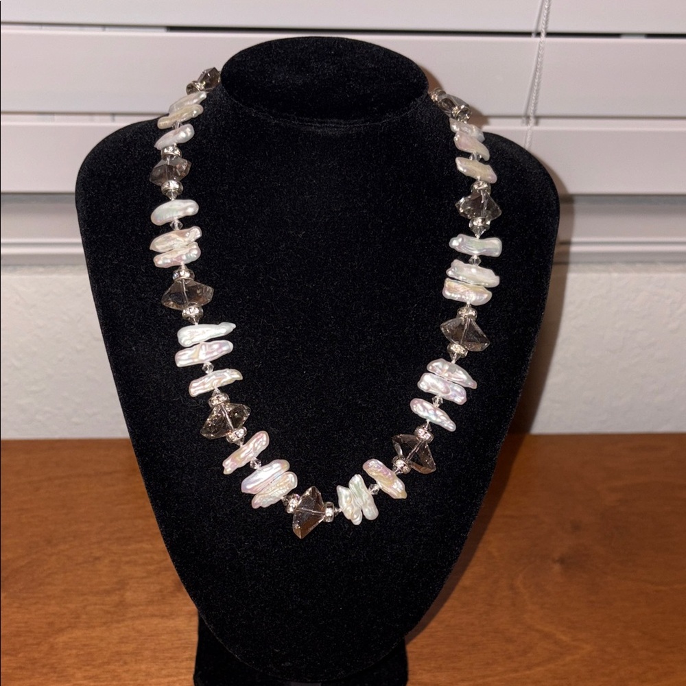 Elegant Pearl and Crystal Necklace